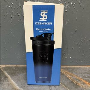 IceShaker Insulated Bottle with Agitator 26 oz